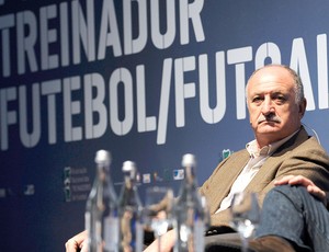 Felipão em palestra de futebol em Portugal (Foto: AP)