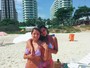 Cristiana Oliveira posa de biquíni e exibe boa forma em praia com amiga