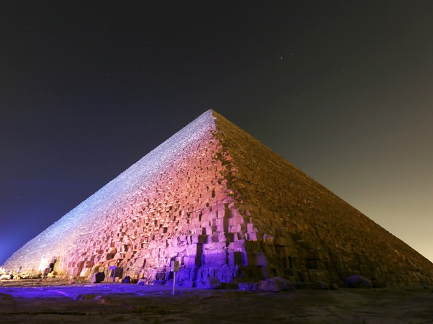 A pirâmide de Quéops, a maior das Grandes Pirâmides de Gizé, na segunda (9) (Foto: Reuters/Mohamed Abd El Ghany)