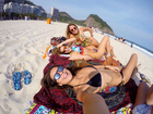 Isabella Santoni posa de biquíni com amigas em dia de praia