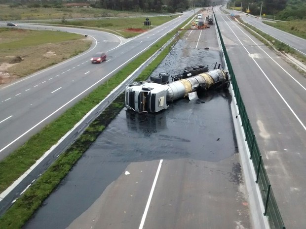 Caminhão tomba na BR-116 carregado com 23 mil litros de óleo vegetal (Foto: Divulgação/PRF)
