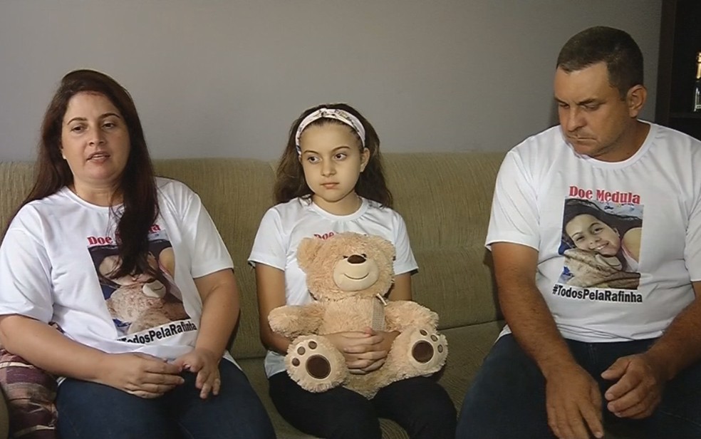 Pais e a pequena Rafaela: em busca de um doador (Foto: Reprodução/TV TEM)