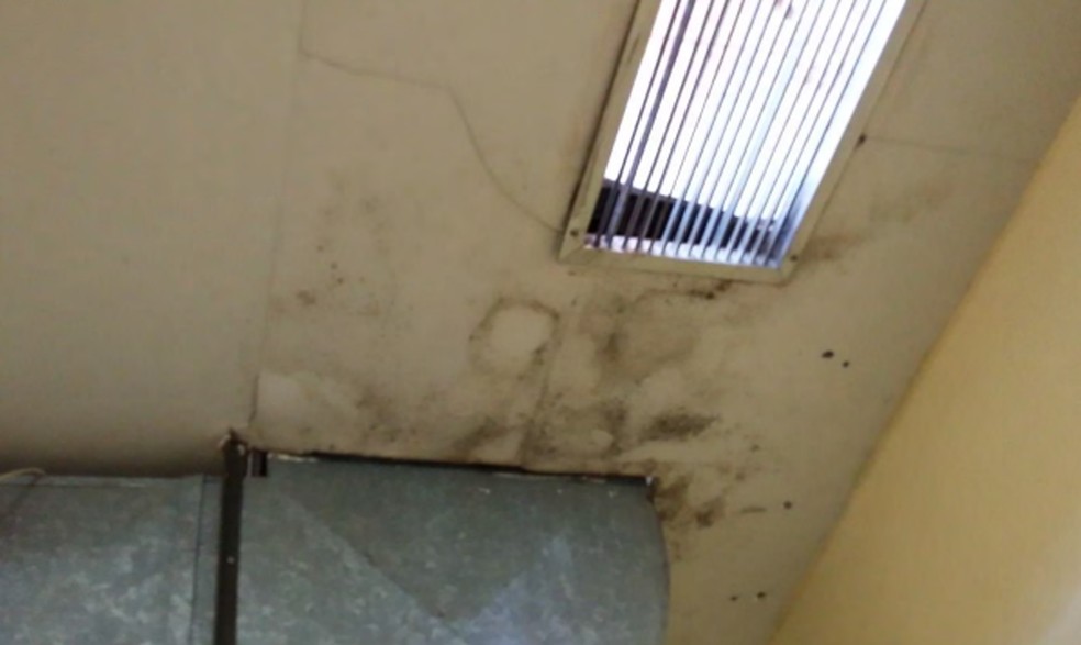 Infiltração no teto do Hospital Regional da Asa Norte (Hran) (Foto: Reprodução)