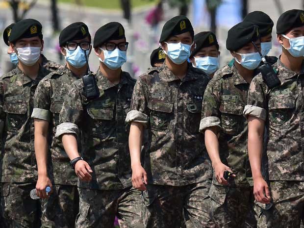 Durante cerimônia em Seul, soldados sul-coreanos usam máscaras de proteção contra surto de coronavírus (Foto: Jung Yeon-je / AFP Photo) Durante cerimônia em Seul, soldados sul-coreanos usam máscaras de proteção contra surto de coronavírus (Foto: Jung Yeon-je / AFP Photo)