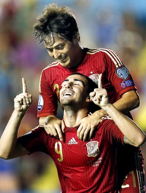 Alcacer e David Silva comemora gol da Espanha contra a Macedônia  (Foto: Agência EFE)