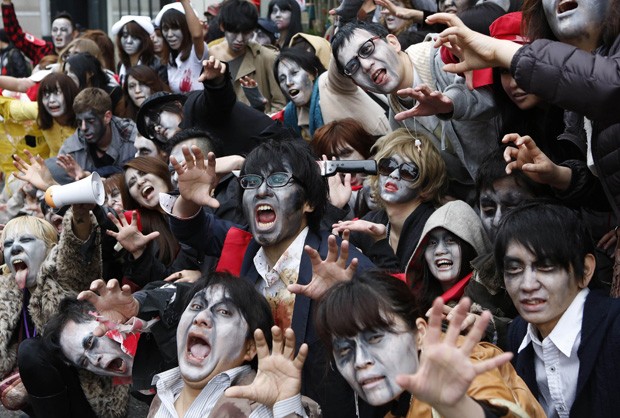 Japoneses se vestiram de zumbis e caminharam penas ruas do distrito de Roppongi, em Tóquio (Foto: Yuya Shino/Reuters)