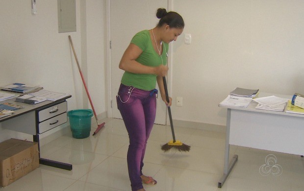 Mulheres acumulam atividades de casa com empregos (Foto: Amapá TV)