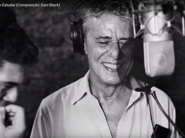 Chico Buarque ao lado de Dado Villa-Lobos durante gravação da musica (Foto: Reprodução/YouTube)