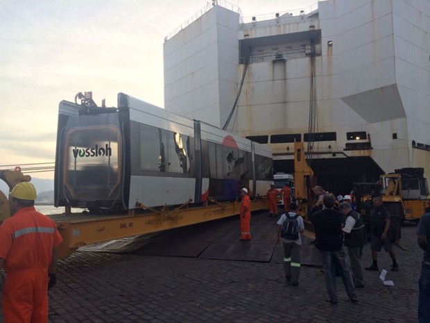 VLT é descarregado de navio no Porto de Santos (Foto: Solange Freitas/TV Tribuna)