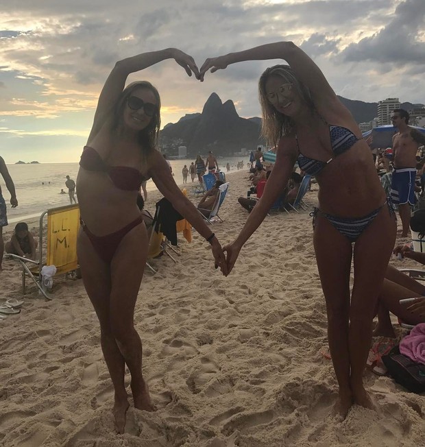Helô Pinheiro e a filha Tici curtem praia em Ipanema (Foto: Reprodução do Instagram)