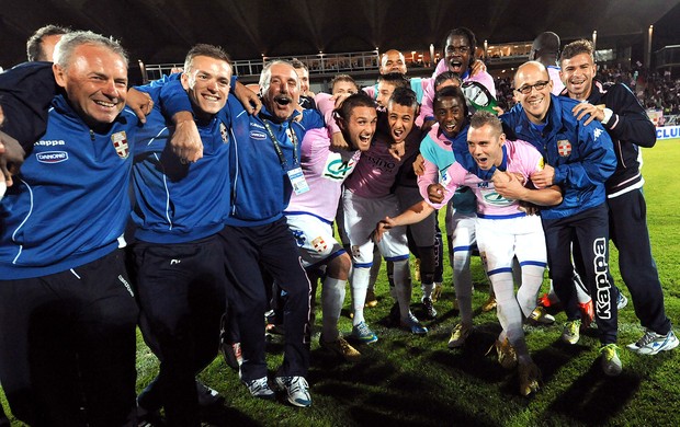 Evian comemoração vitória Lorient  (Foto: AFP)