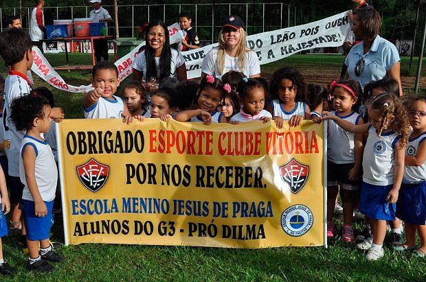 Crianças visitam treino do Vitória (Foto: Divulgação/Site oficial EC Vitória)