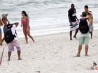 Gracyanne Barbosa é cercada por paparazzi em praia do Rio