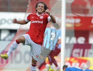 Forlan comemora gol do Internacional sobre o Grêmio (Foto: Edu Andrade/Agência Estado) Forlan comemora gol do Internacional sobre o Grêmio (Foto: Edu Andrade/Agência Estado)