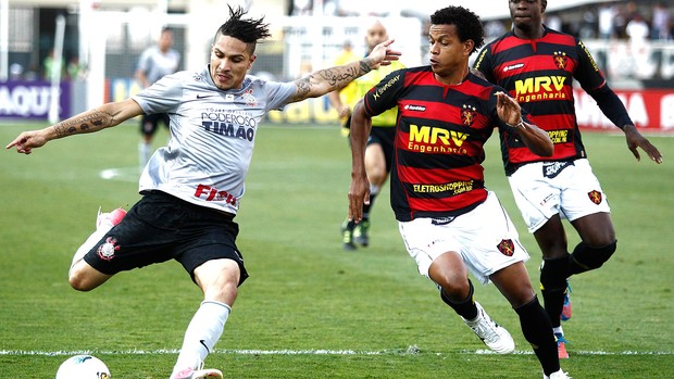 Paolo Guerrero e Edcarlos na partida do Corinthians contra o Sport (Foto: Paulo Fischer / Futura Press)