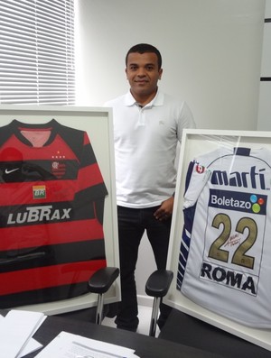 Ex-atacante Roma com as camisas de Flamengo e Pumas (MEX) (Foto: GLOBOESPORTE.COM/PA)