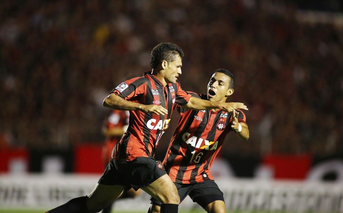 Paulinho Dias comemora, Atlético-PR x The Strongest (Foto: Getty Images)