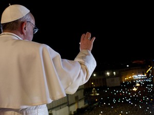 Papa Francisco acena para os fiéisno Vaticano (Foto: L'Osservatore Romano/AFP)