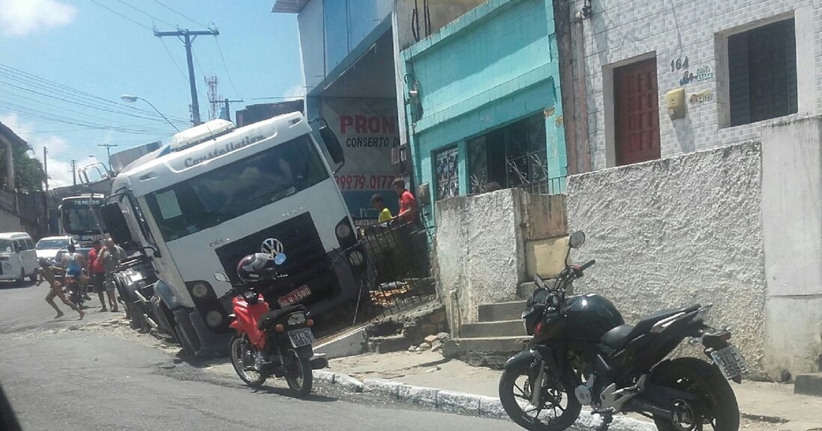 G1 - Carro-pipa invade o passeio público no bairro de Bebedouro ... - Globo.com