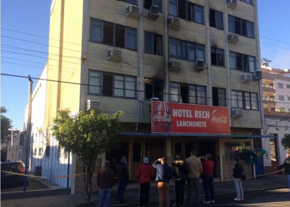 Hotel em Braço do Norte pegou fogo na madrugada deste domingo (30) (Foto: Alexandre Frazão/Stylo FM)