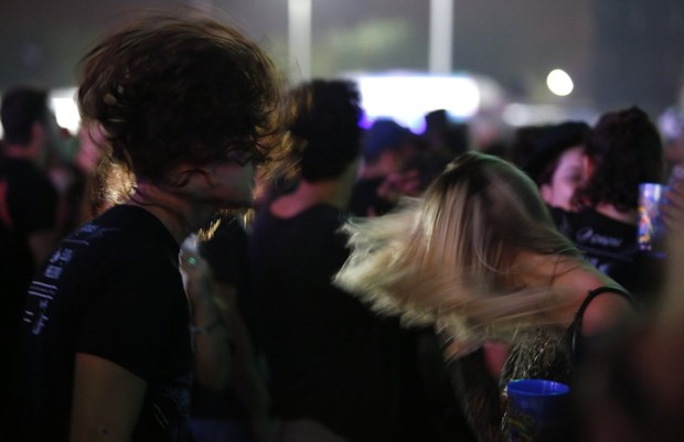 Rainer Cadete e namorada batem cabelo em show do Metallica (Foto: Marcos Serra Lima/EGO)