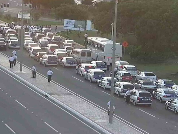 Protesto bloqueou entrada de taxistas ao Aeroporto de Fortaleza (Foto: TV Verdes Mares/Reprodução)