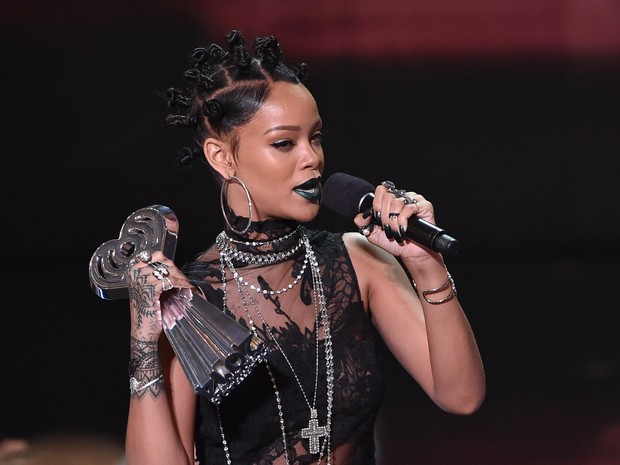 Rihanna em prêmio em Los Angeles, nos Estados Unidos (Foto: Kevin Winter/ Getty Images)