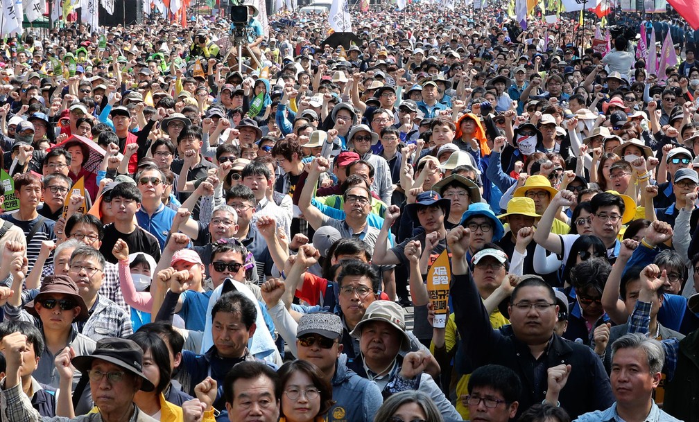 Marcha do Dia do Trabalhador em Seul, na Coreia do Sul, nesta segunda-feira, dia 1º de maio de 2017; manifestantes pediram melhores condições de trabalho e pediram o fim da contratação de temporários (Foto: Lee Jin-man/AP)