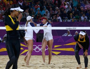 Juliana e Larissa vôlei de praia Olimpíadas 2012 (Foto: Reuters)
