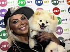 Karina Bacchi leva seu cachorrinho a evento em São Paulo
