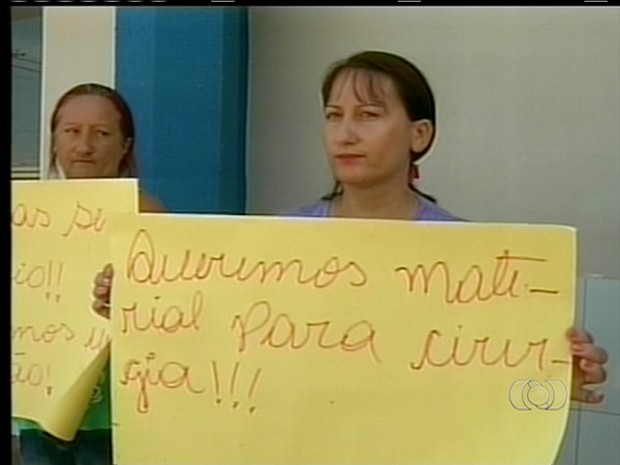 Familiares protestam por falta de medicamentos em hospital de Araguaína (TO) (Foto: Reprodução/TV Anhanguera TO)