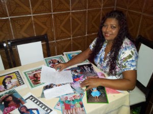 Miriam guarda fotos e cartinhas das filhas-netas (Foto: Leandro Nossa / G1 ES)