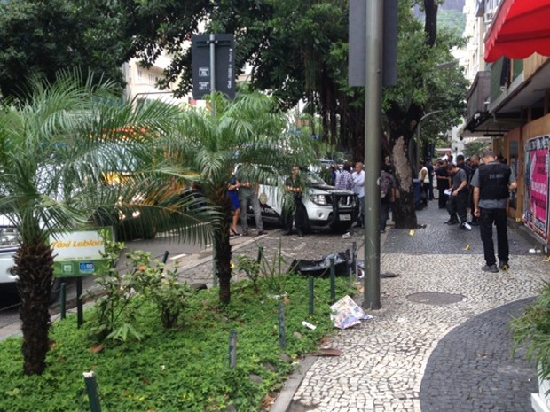 Agentes da Divisão de Homicídios estavam no local por volta das 8h30 deste sábado (23) (Foto: Mariucha Machado / G1)