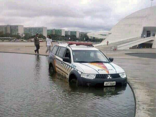 Viatura da Polícia Militar do DF cai no espelho d'água do Museu da República em Brasília (Foto: PM/Divulgação)