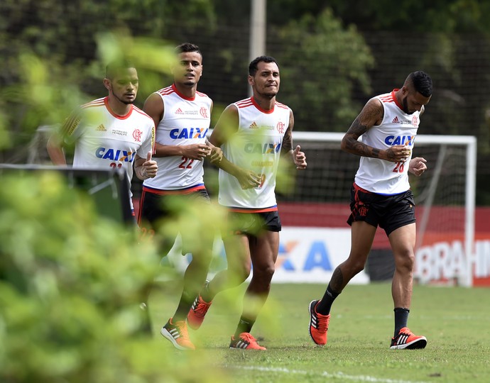 Afastados, jogadores do Flamengo treinam no ninho do Urubu (Foto: André Durão)