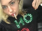 Miley Cyrus causa polêmica na web com foto com cigarrinho suspeito