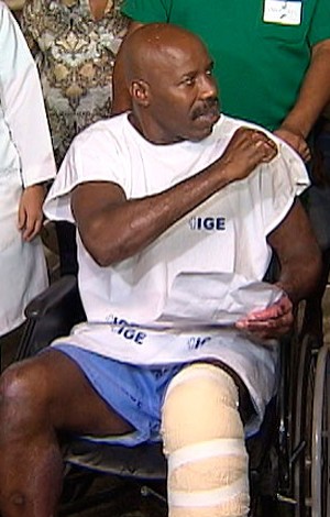 reginaldo holyfield no hospital após ter corpo queimado (Foto: Reprodução/TV Bahia) reginaldo holyfield no hospital após ter corpo queimado (Foto: Reprodução/TV Bahia)