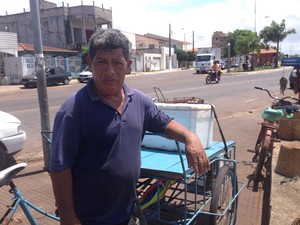 Levir da Silva, de 47 anos, sustenta os quatro filhos com a venda de peixe (Foto: Dyepeson Martins/G1)