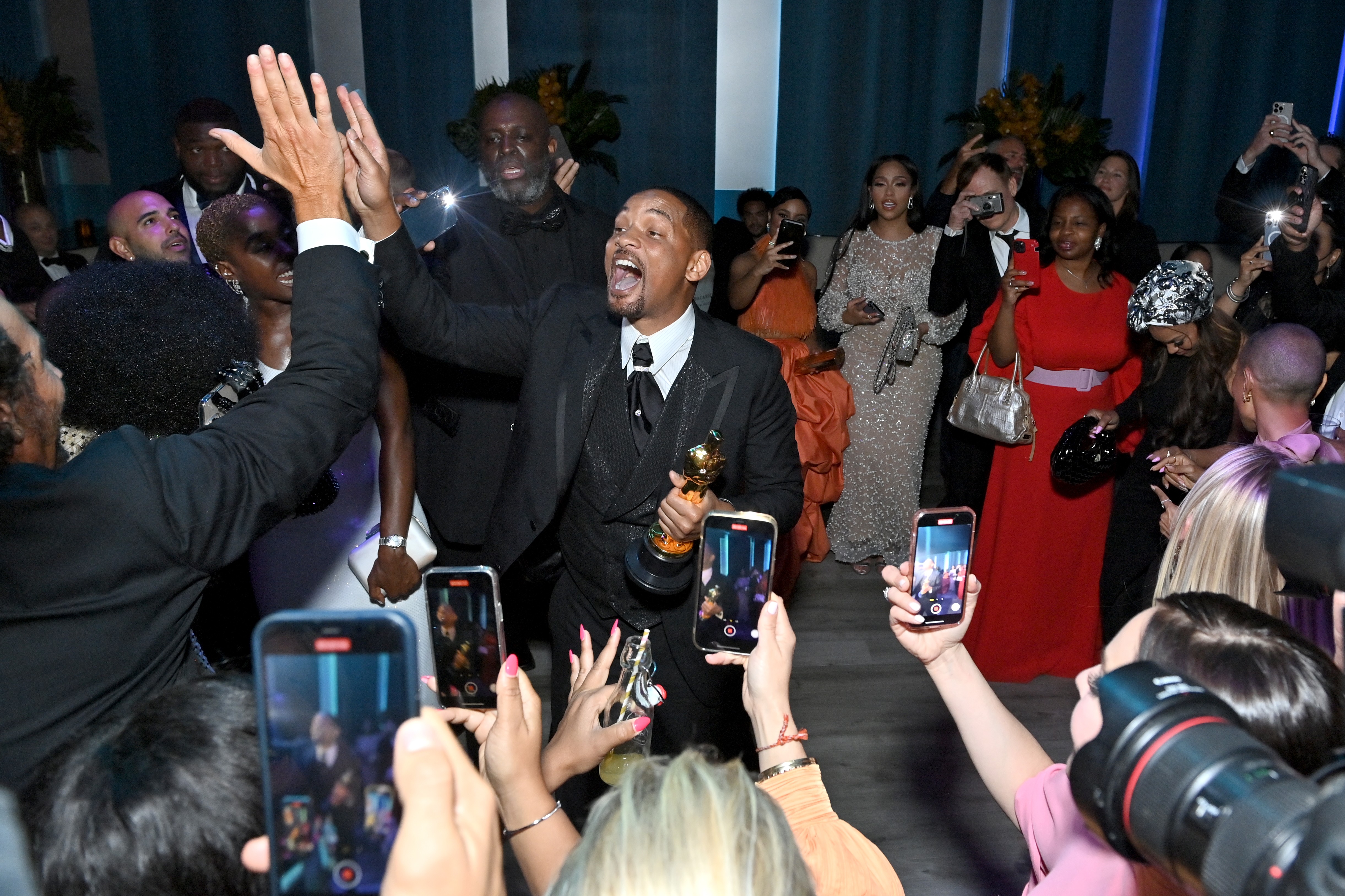 Will Smith curte a noite ao lado de amigos e da família após ganhar seu primeiro Oscar (Foto: Getty Images)