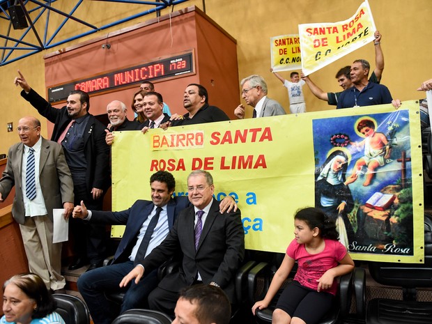 Vereadores e moradores celebram a aprovação do projeto da Prefeitura de Porto Alegre (Foto: Reprodução/RBS TV)