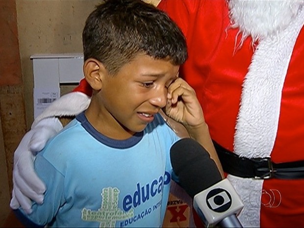 Menino se emociona ao receber cama de presente do Papai Noel (Foto: Reprodução/TV Anhanguera)