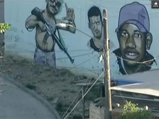 Imagens aéreas mostraram grafite representando homem com fuzil (Foto: Reprodução/TV Globo)