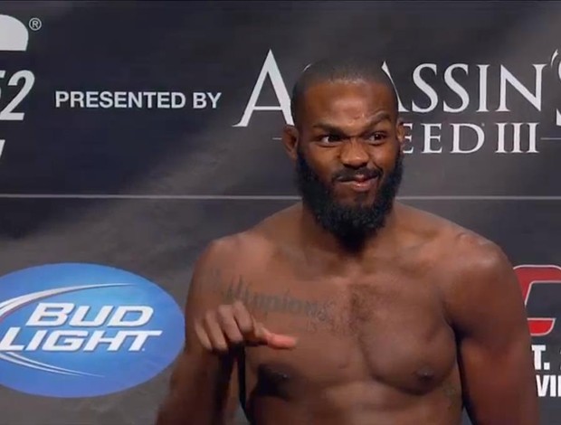 Jon Jones reage às vaias durante pesagem do UFC 152 (Foto: Reprodução/Twitter)