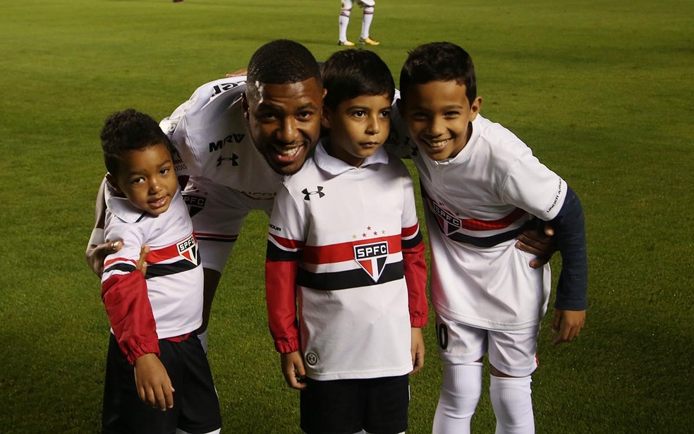 Jucilei quer permanecer no São Paulo para ficar perto dos filhos (Foto: Rubens Chiri / saopaulofc.net)