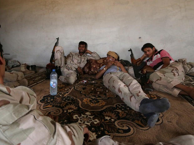 Soldados das Forças Democráticas da Síria descansam em casa na zona rural de Manbij, em Aleppo, na quarta-feira (15) (Foto: Rodi Said/Reuters)
