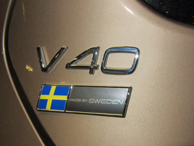 Emblema com a bandeira da Suécia no Volvo V40 (Foto: André Paixão/G1)