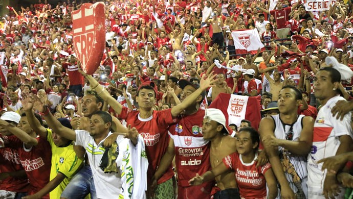 Torcida alvirrubra faz festa pela volta à Segundona (Foto: Ailton Cruz/ Gazeta de Alagoas)