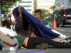 Manifestantes deitam em frente ao prédio do governador Sérgio Cabral (Foto: Alessandro Buzas/Futura Press/Estadão Conteúdo)