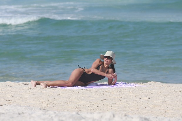 Anna Lima na praia (Foto: Dilson Silva/ Ag. News)