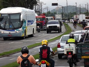 Trânsito intenso na Av. Martins Fontes, em Santos, SP (Foto: Ivair Vieira Jr/G1)